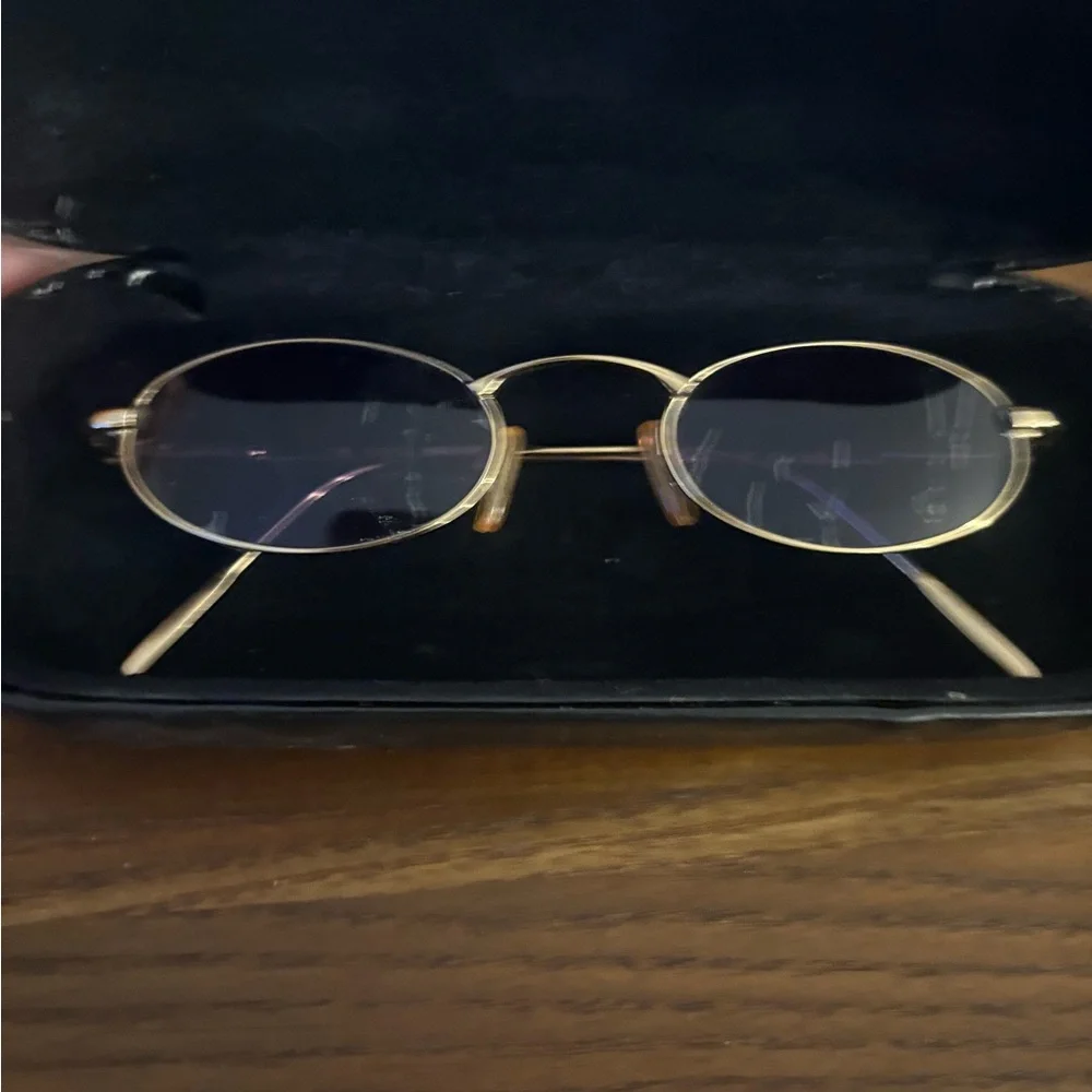 Vintage Gucci Gold Oval Sunglasses with crack is the paint - Picture 1 of 6